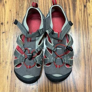 Keen Women’s‎ Gray and Red Waterproof Outdoor Hiking Sandals Size 6